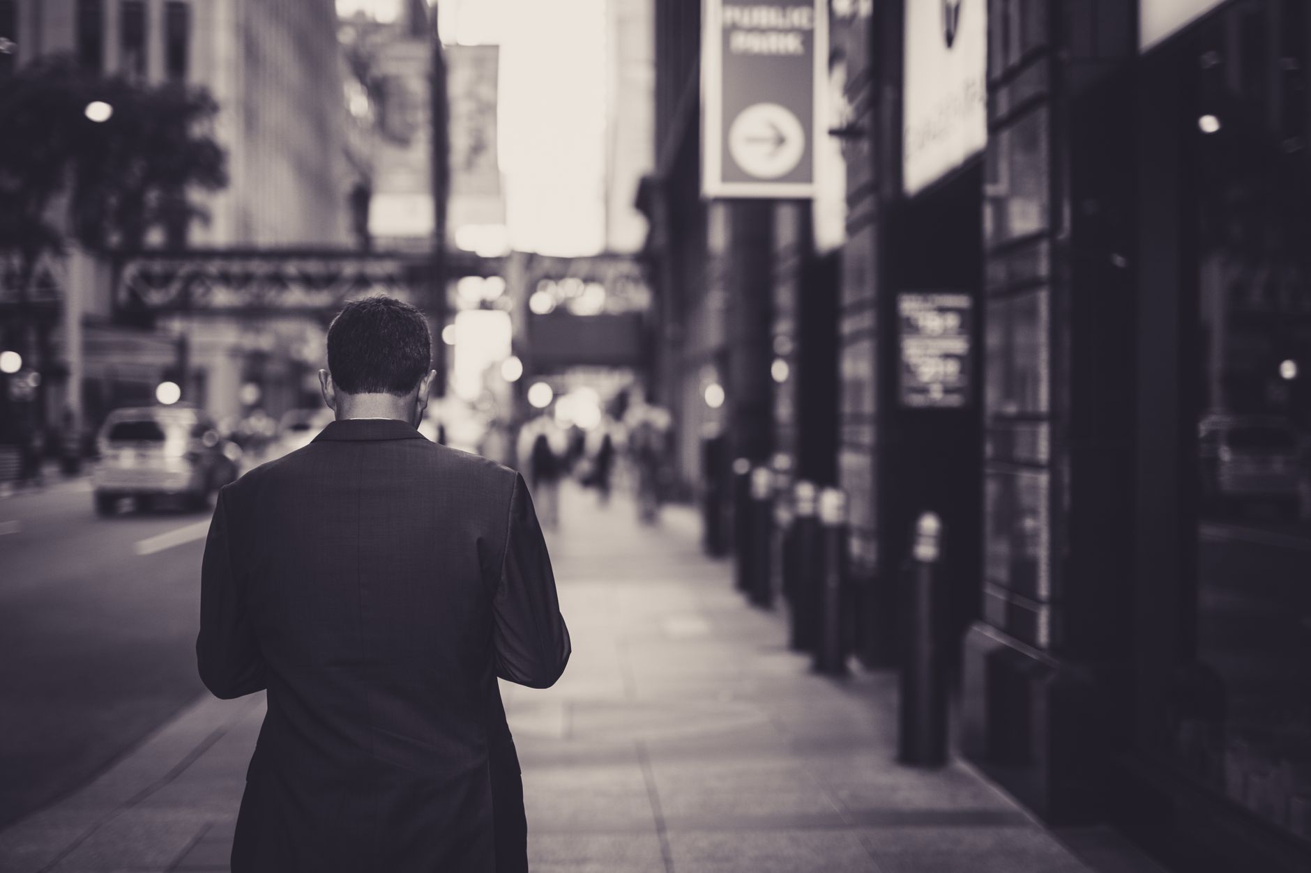 Man in a suit walking down a city street in a lonely, urban setting. — Choose a forex broker that offers fast execution and t