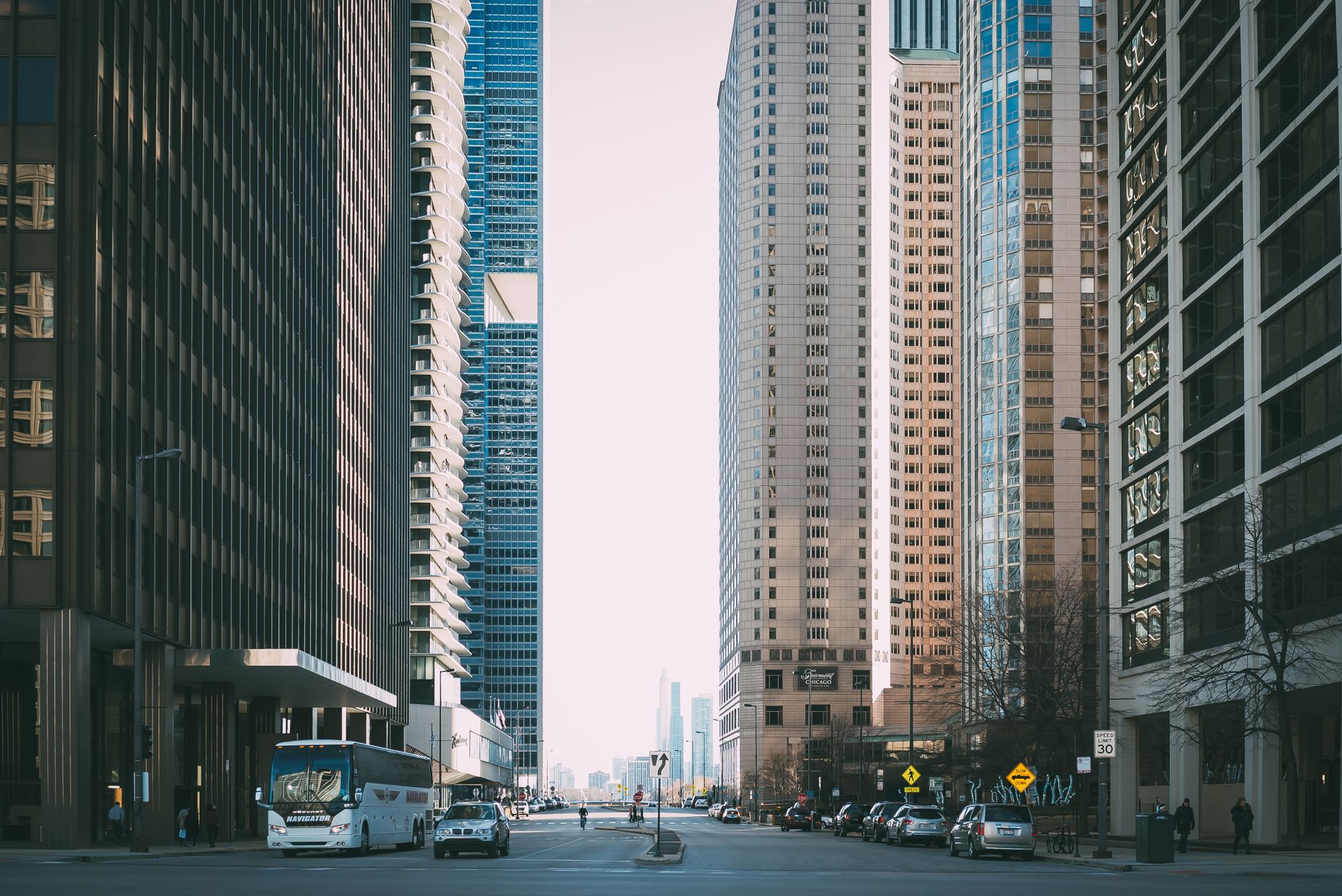 Vibrant city street scene with tall skyscrapers and city life full of cars and pedestrians. — Nang Sydney Services: What You